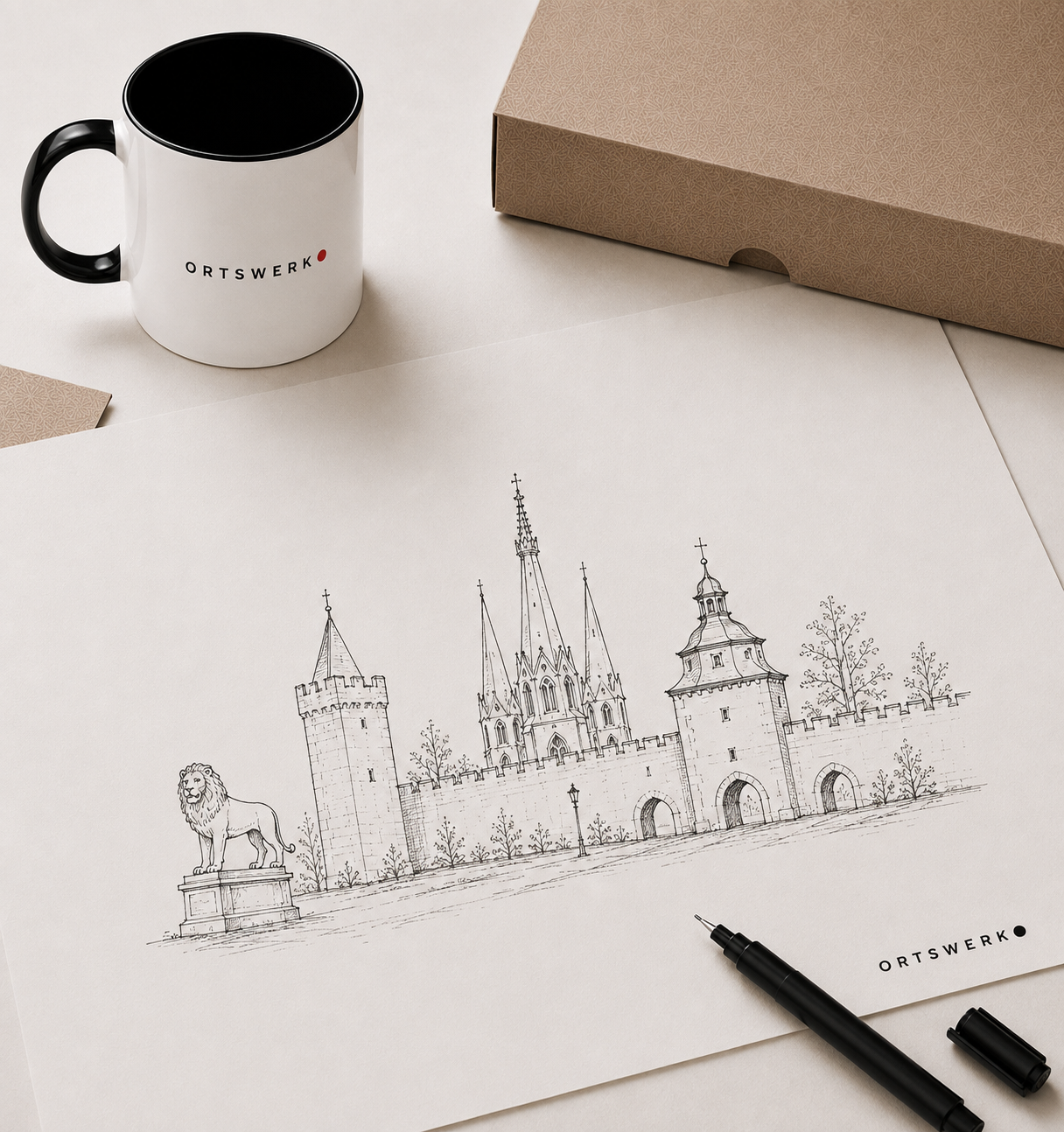 Atelier von Ortswerk: Originalzeichnung der Mühlhäuser Stadtmauer mit Löwe, Tasse und Kraftkarton