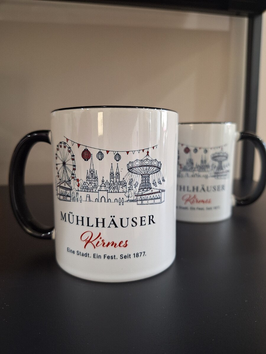 Kirmestassen mit Henkel und Innenseite in Schwarz im Regal